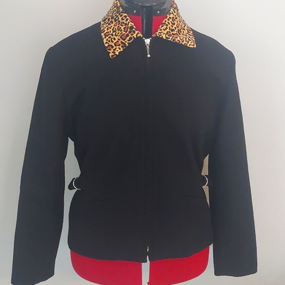 Sleek Black Blazer with Tailored Fit and Classic Design